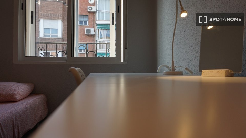 Habitación en piso compartido de 5 habitaciones en alquiler, Numancia, Madrid.