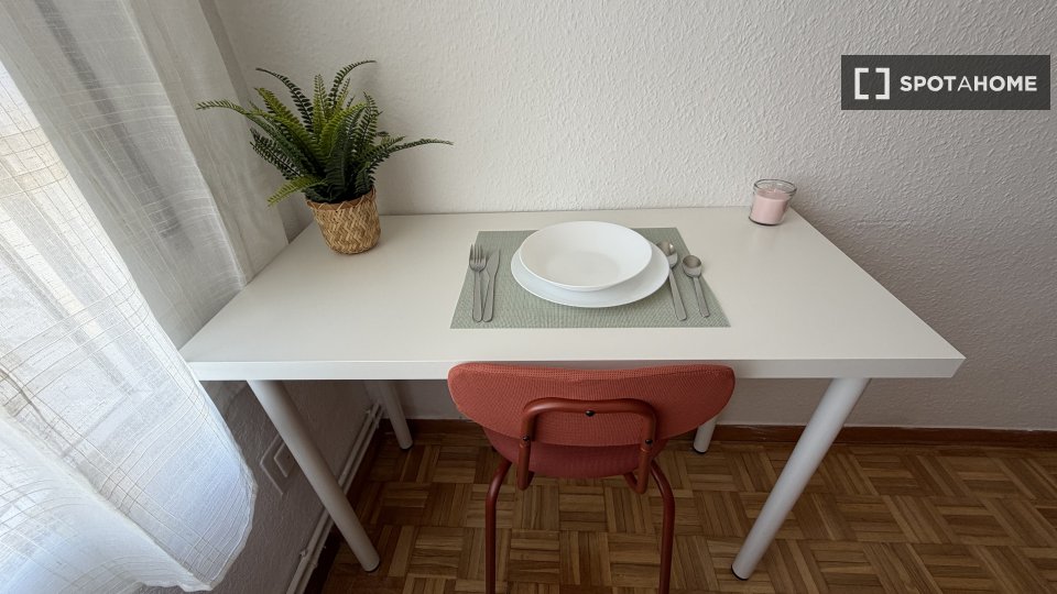 Double room Madrid, 7 beds, 140m² — photo 19