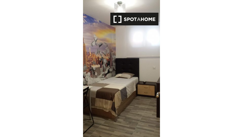 Double room Madrid, 3 beds, 68m² — photo 12