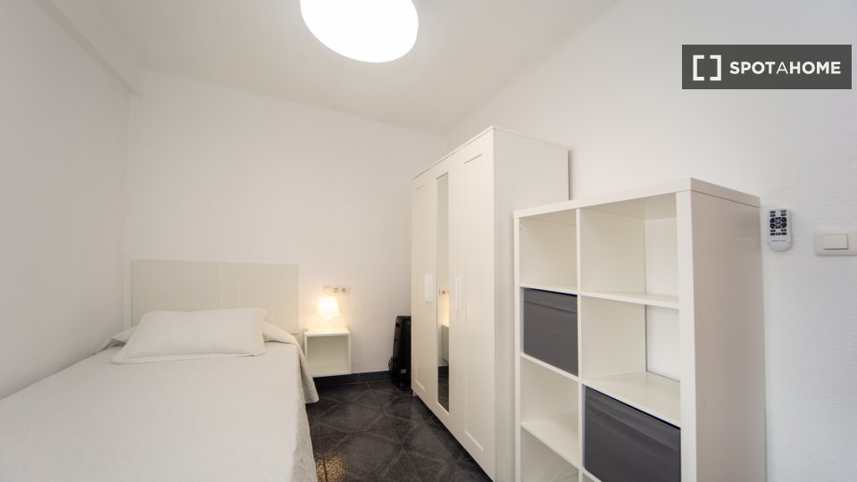 Habitación en piso compartido de 3 habitaciones en alquiler en Zaidín-Vergeles