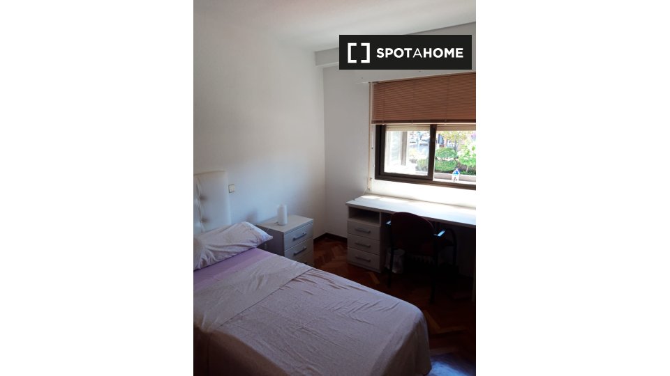 Double room Madrid, 3 beds — photo 17