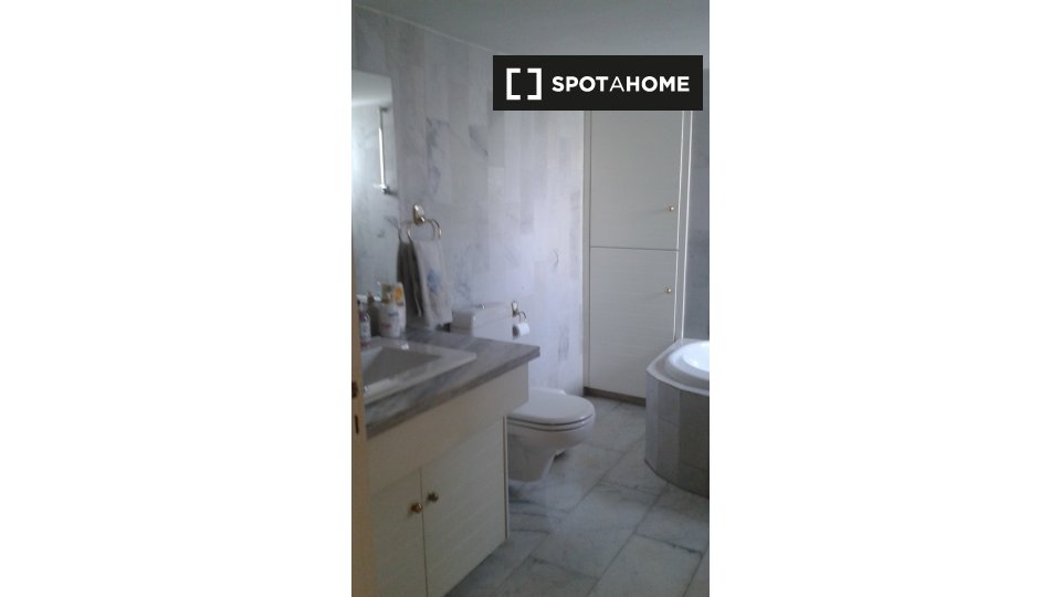 Double room Nicosia, 3 beds — photo 10