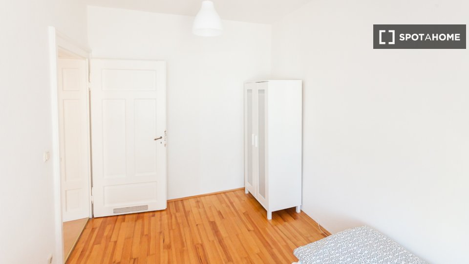 Double room Munich, 4 beds, 82m² — photo 1