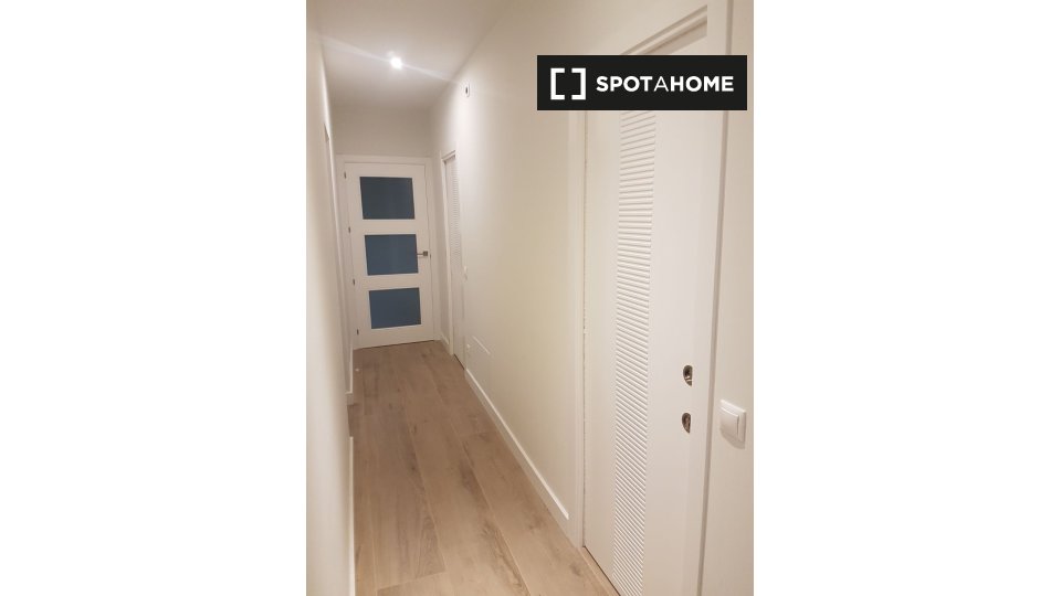 Double room Madrid, 3 beds, 80m² — photo 9