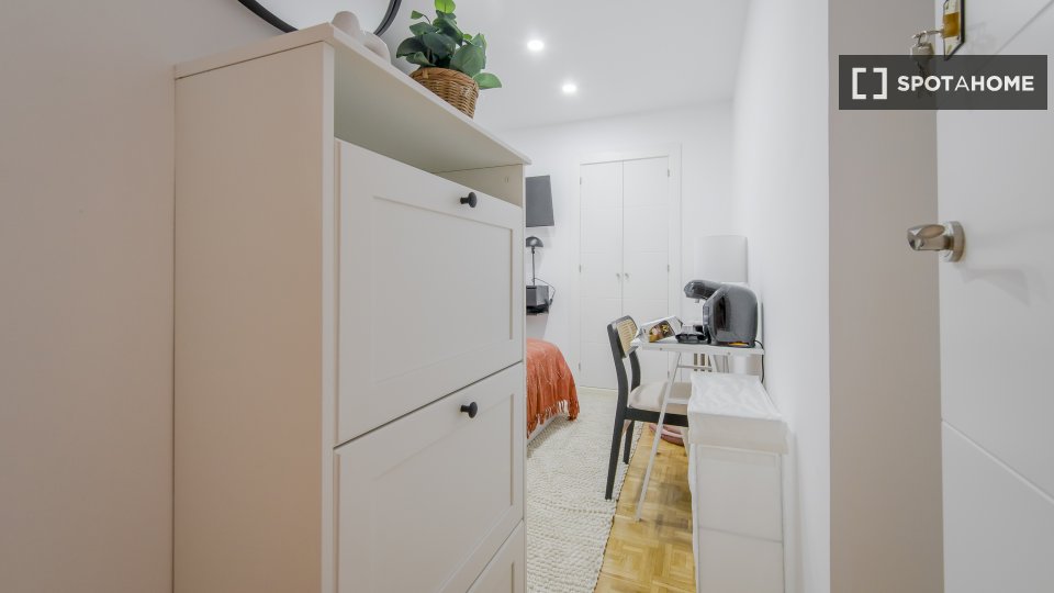 Double room Madrid, 7 beds, 200m² — photo 16