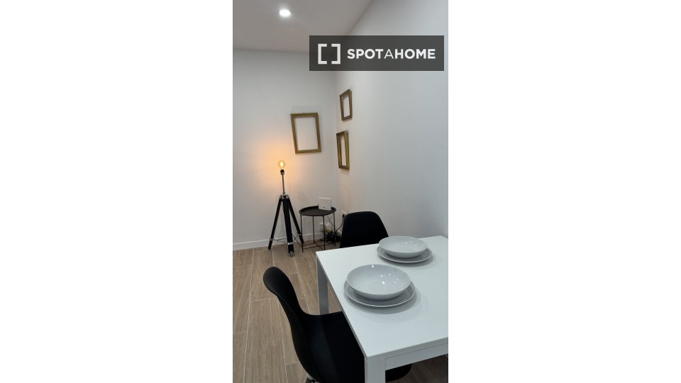 Double room Malaga, 5 beds, 98m² — photo 2