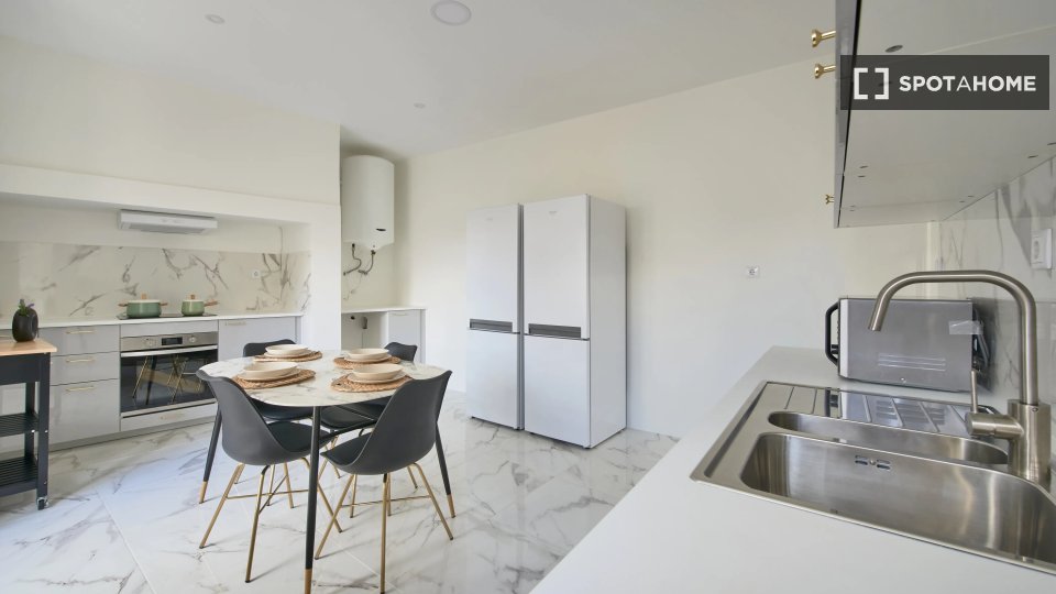 Double room Lisbon, 8 beds — photo 19