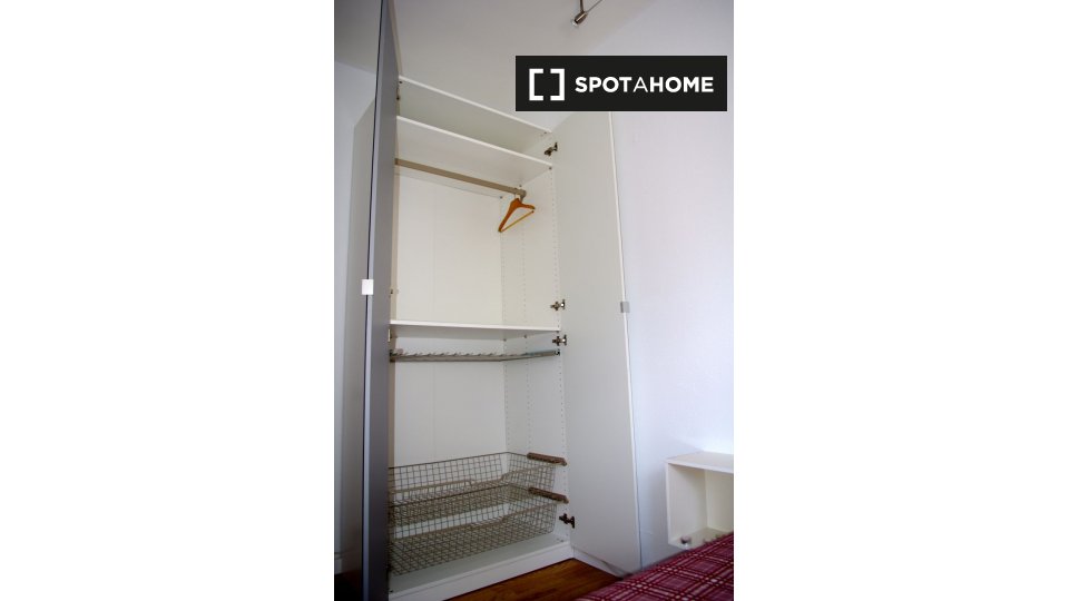 Double room Madrid, 5 beds, 140m² — photo 3