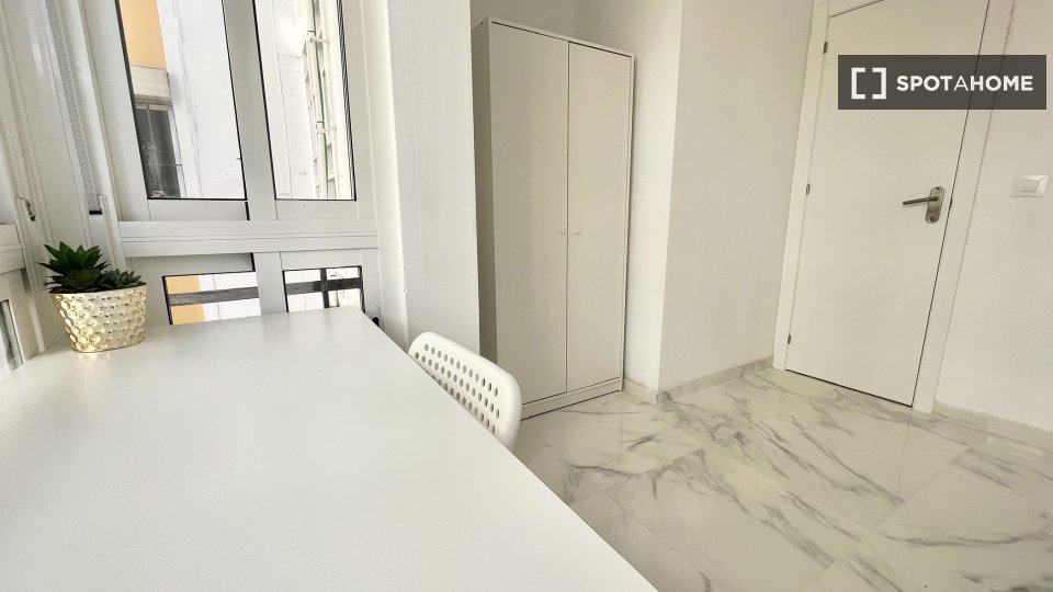 Habitación en piso compartido en La Palmilla, Sevilla.