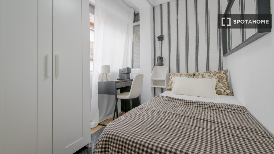 Double room Madrid, 5 beds — photo 15