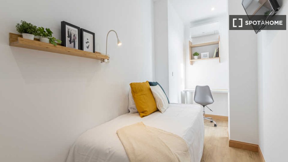 Double room Madrid, 3 beds — photo 32