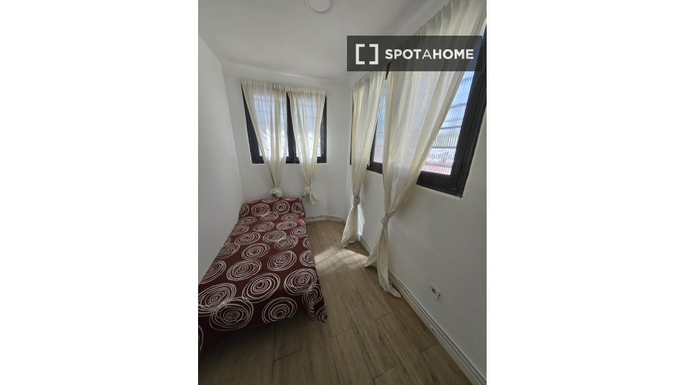 Double room Madrid, 3 beds, 60m² — photo 3