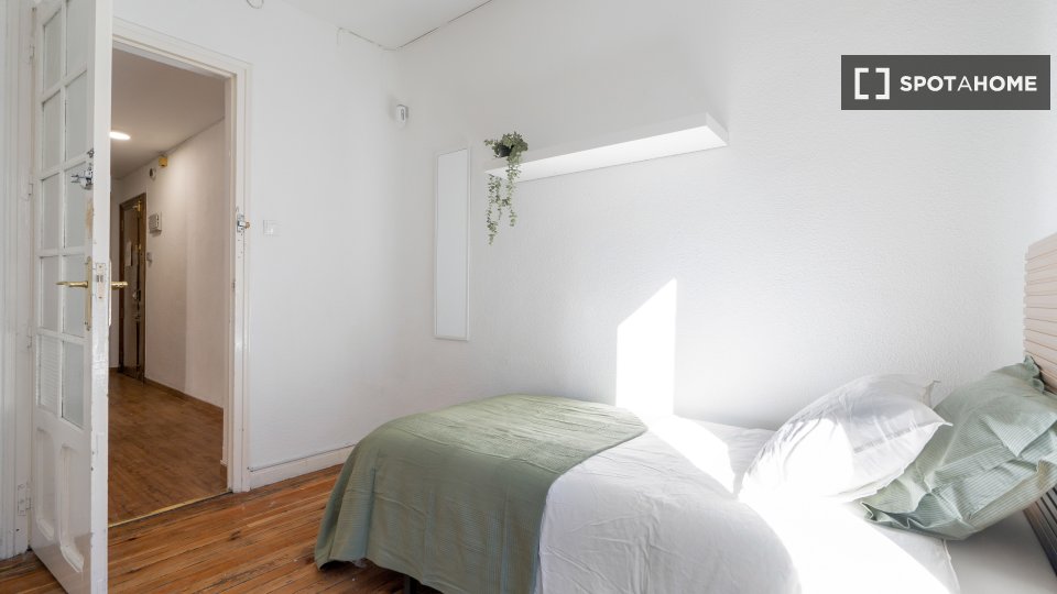Double room Madrid, 5 beds, 102m² — photo 6