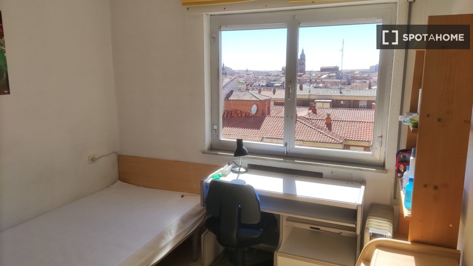 Se alquila habitación en piso compartido de 4 habitaciones en Salamanca.