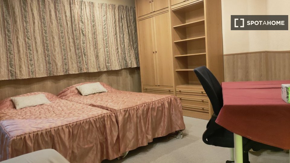 Double room Madrid, 2 beds — photo 7