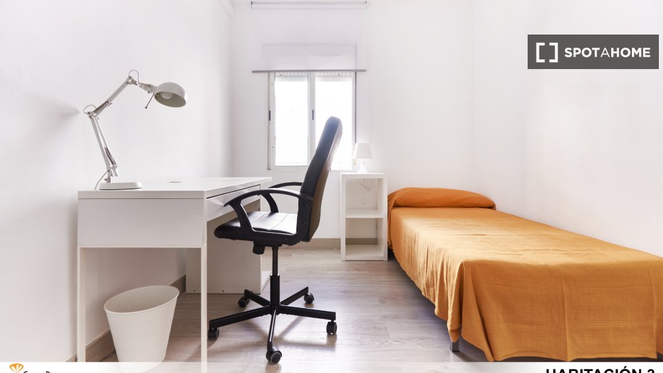 Double room Seville, 3 beds — photo 14