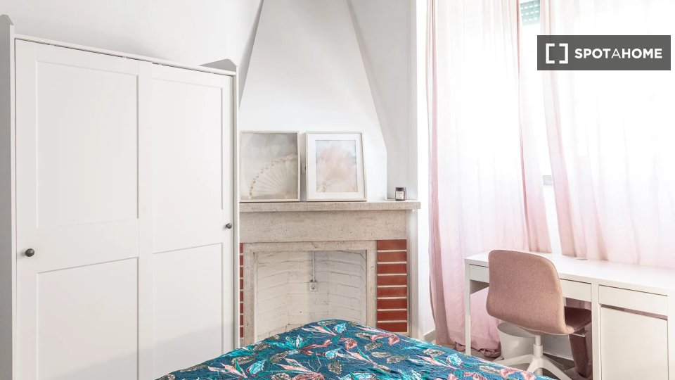 Double room Lisbon, 3 beds — photo 17
