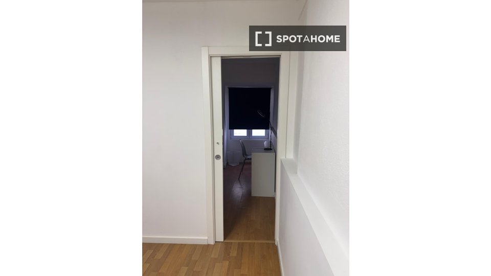 Double room Lisbon, 3 beds — photo 3