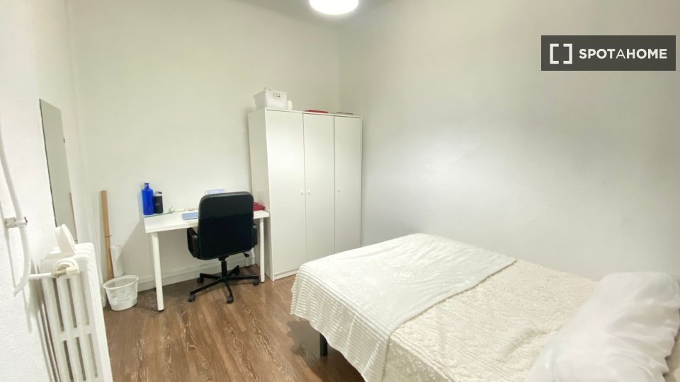 Double room Madrid, 8 beds — photo 15