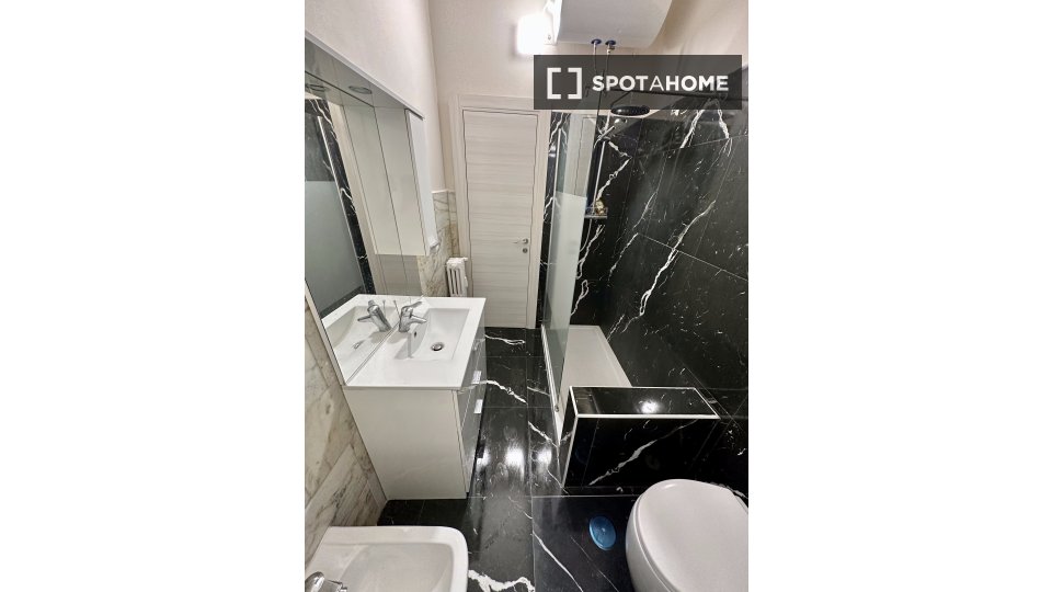 Double room Rome, 3 beds, 94m² — photo 13