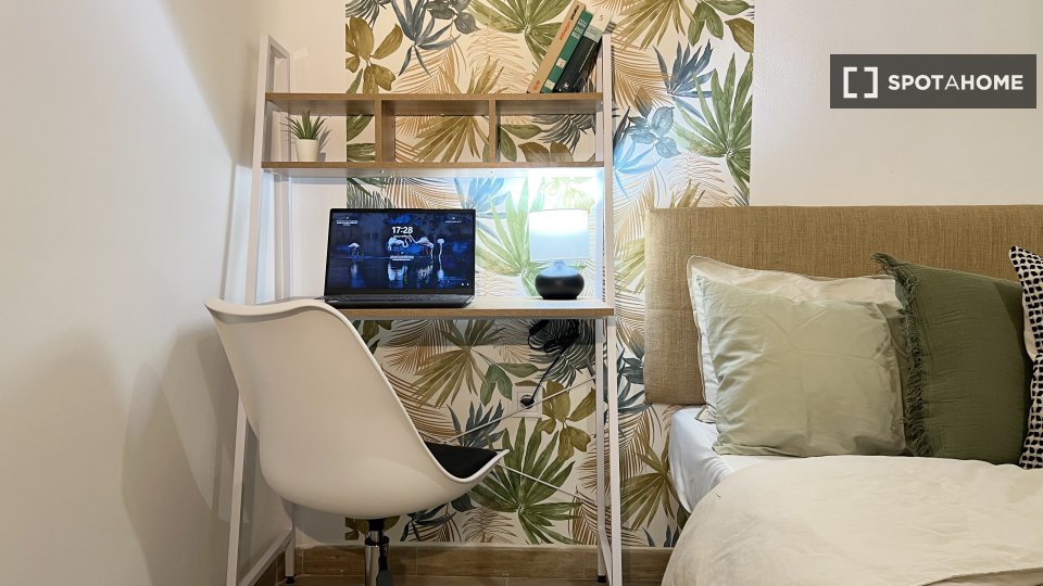 Double room Madrid, 3 beds — photo 17