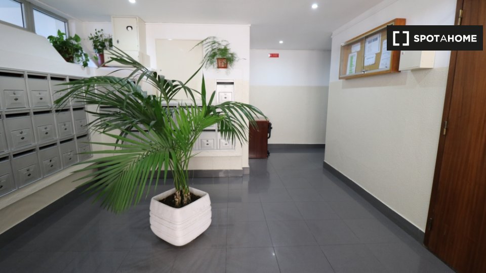 Double room Lisbon, 3 beds, 69m² — photo 18
