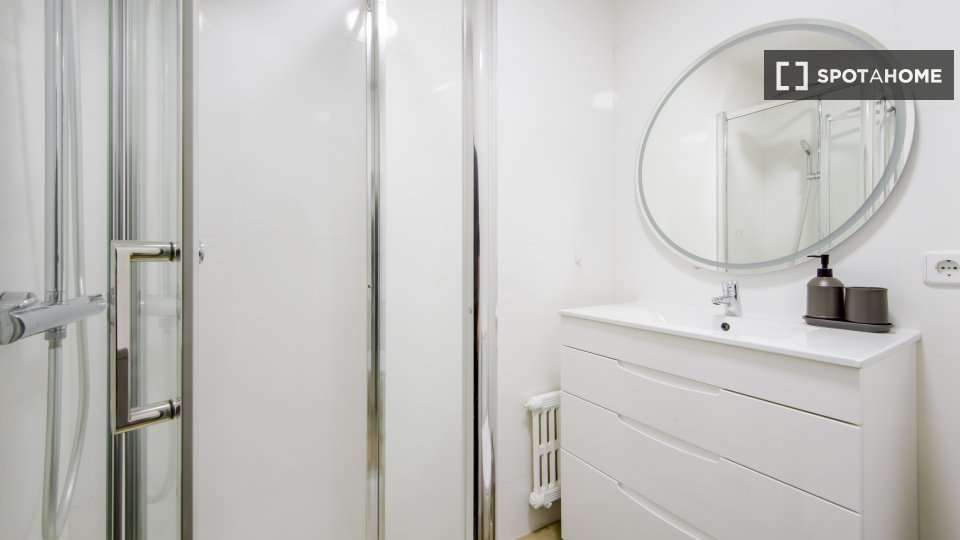 Double room Madrid, 6 beds, 110m² — photo 7