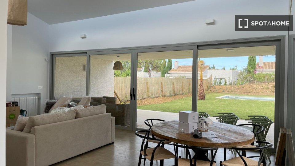 Apartment Huelva, 4 beds, 250m² — photo 2