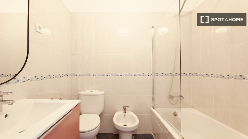 Double room Lisbon, 5 beds — photo 1