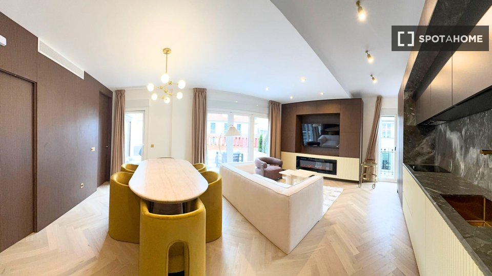 Piso de 2 habitaciones en alquiler en Cortes, Madrid