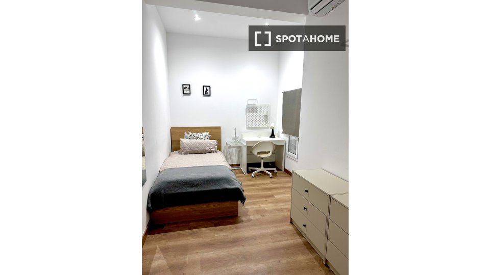 Double room Barcelona, 5 beds — photo 47
