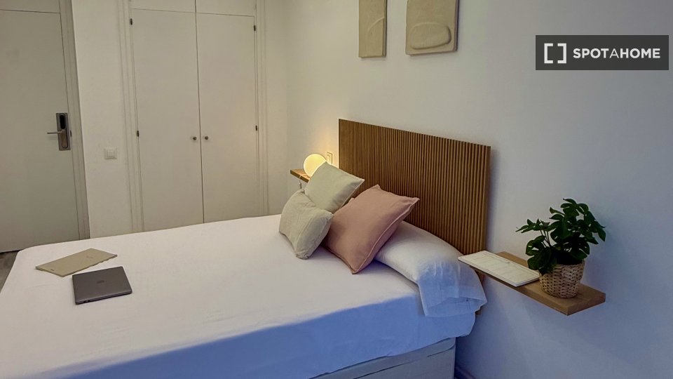 Double room Madrid, 4 beds, 140m² — photo 8