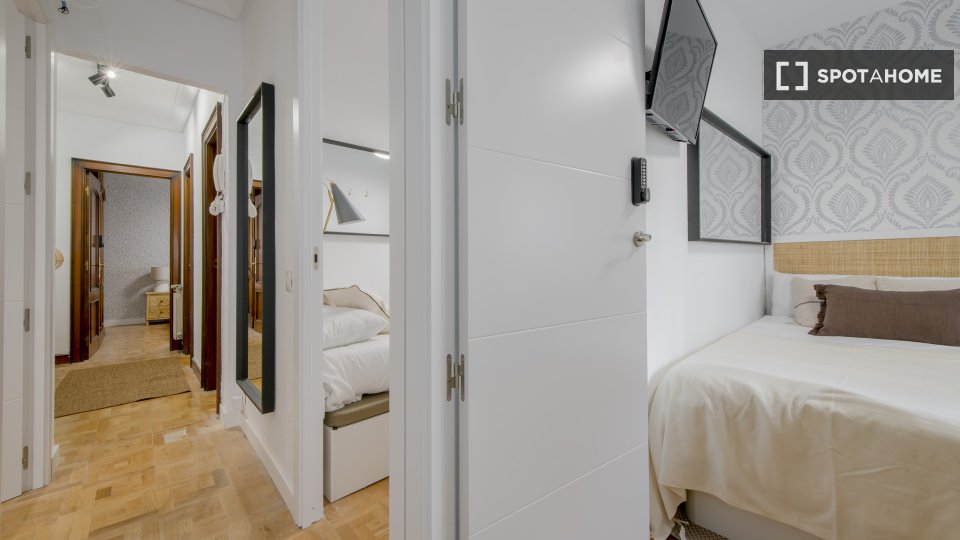 Double room Madrid, 5 beds — photo 17