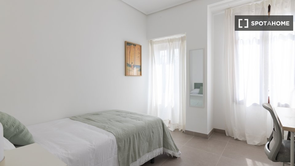 Double room Valencia, 1 bed, 150m² — photo 10