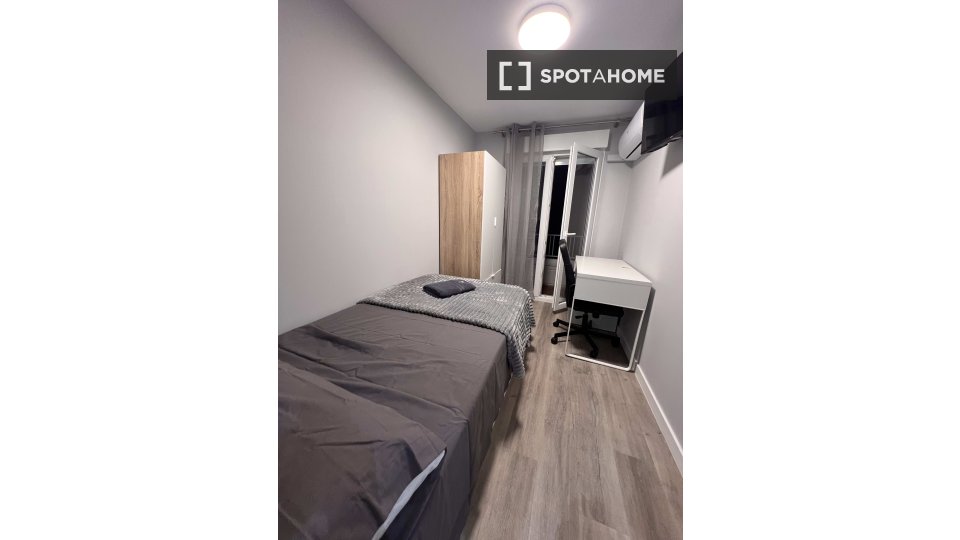 Double room Valencia, 5 beds, 100m² — photo 8