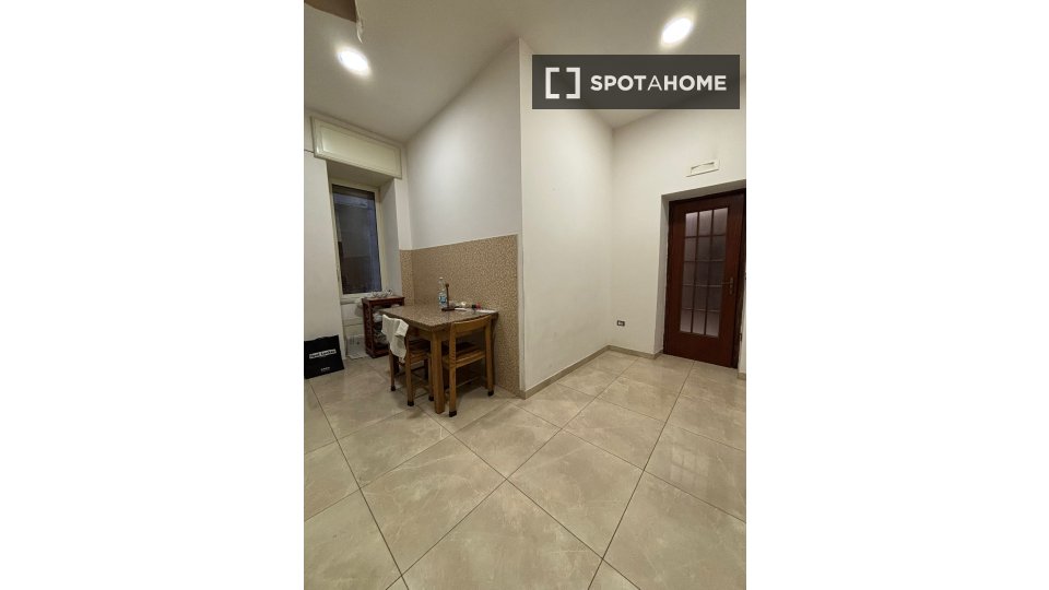 Double room Naples, 2 beds — photo 24