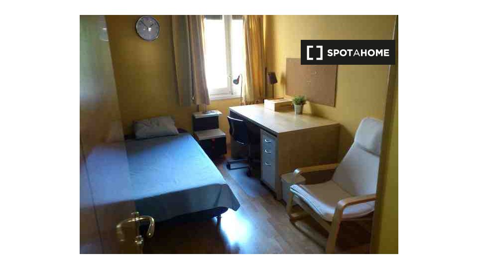 Double room Madrid, 6 beds, 150m² — photo 1