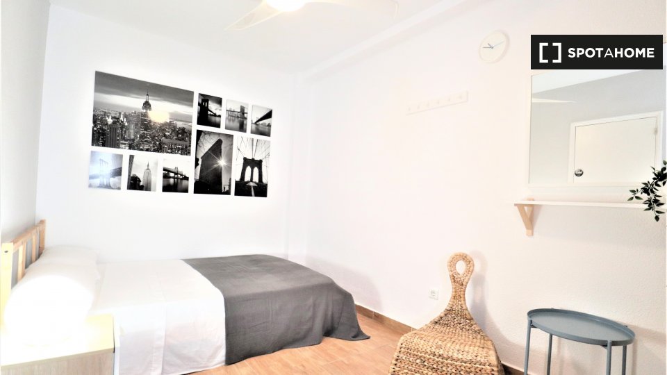 Habitación ordenada en alquiler en el apartamento de 3 dormitorios en El Pla del Real.
