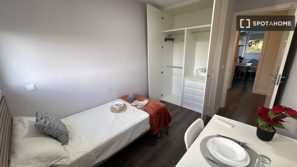 Double room Madrid, 5 beds, 85m² — photo 5