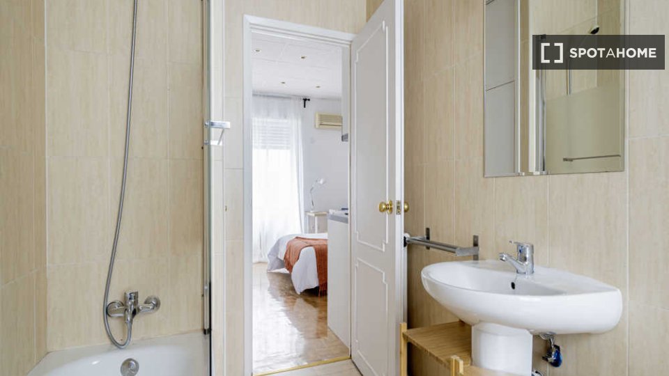 Double room Madrid, 8 beds — photo 24