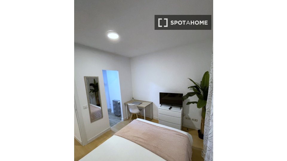 Double room Madrid, 4 beds, 100m² — photo 16