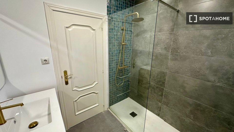 Double room Madrid, 3 beds — photo 27