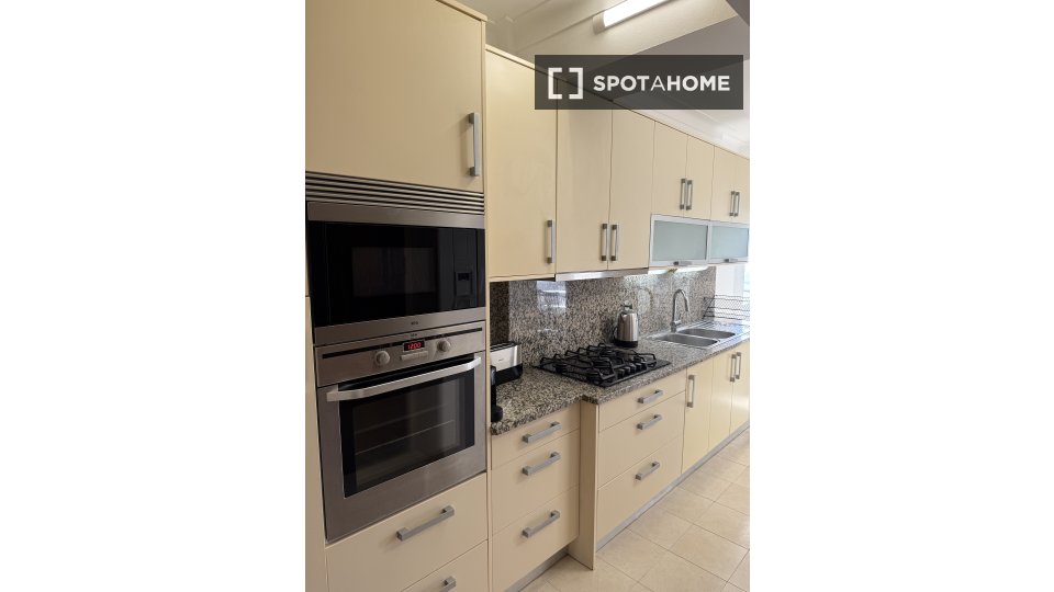 Double room Lisbon, 4 beds, 124m² — photo 17
