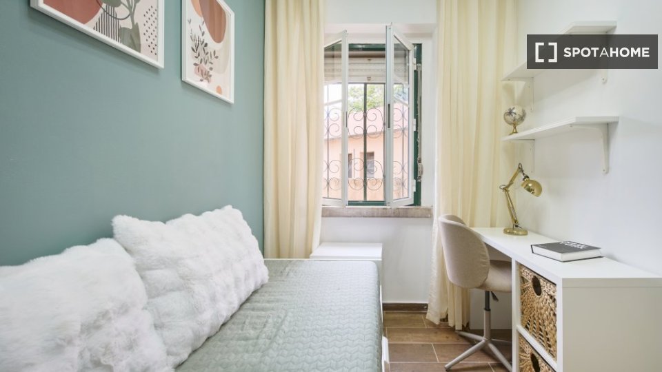 Double room Lisbon, 3 beds — photo 2