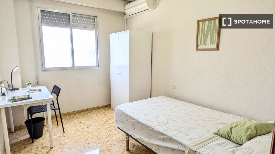 Habitación en un apartamento de 6 habitaciones en Moncada, Valencia.