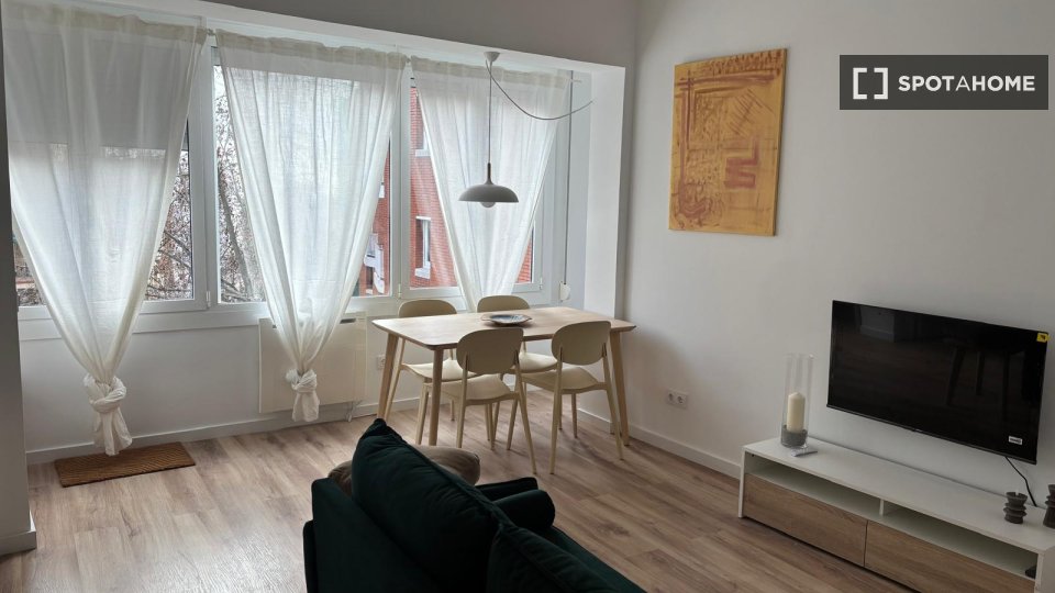 Apartment Barcelona, 4 beds, 86m² — photo 1