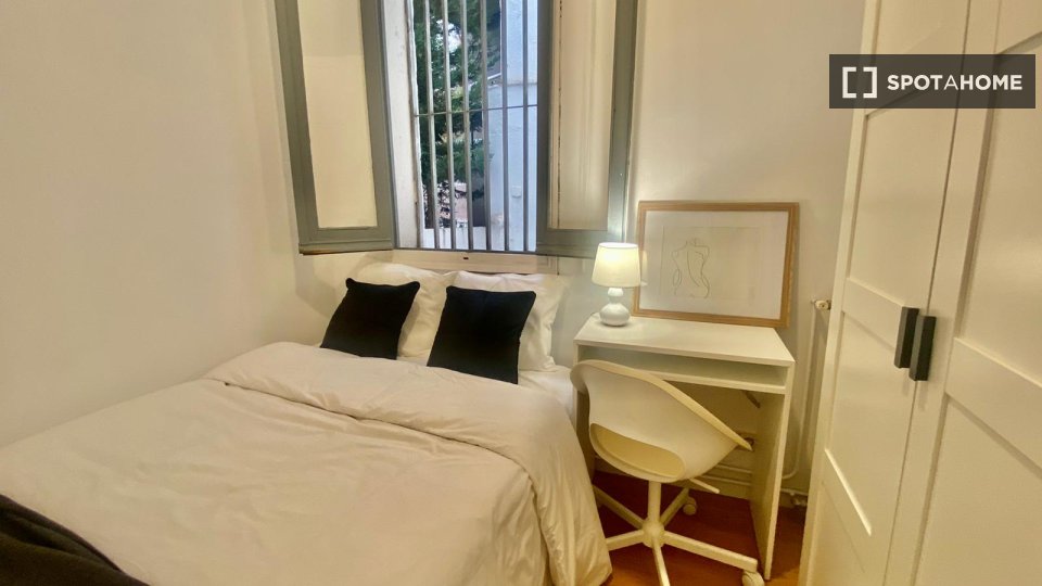 Double room Madrid, 5 beds — photo 20