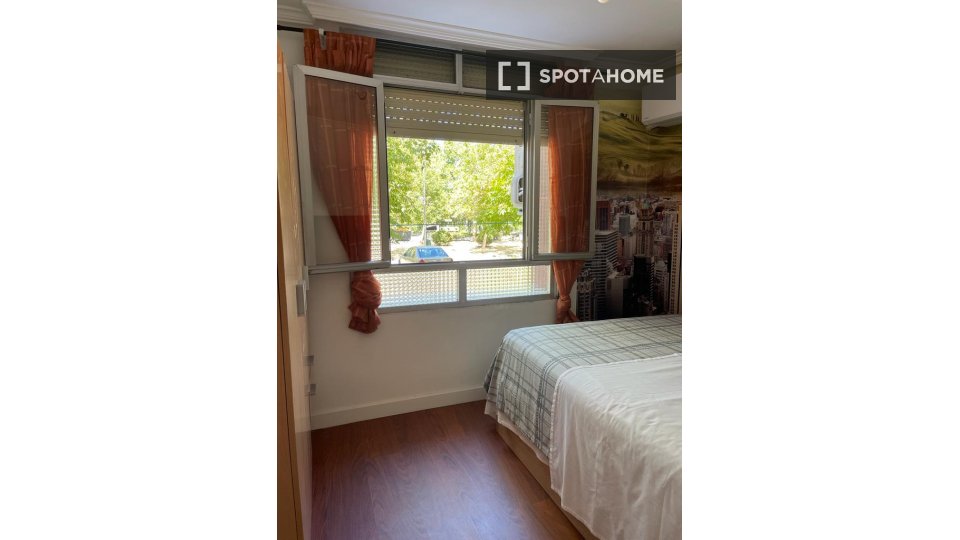 Double room Madrid, 3 beds — photo 1