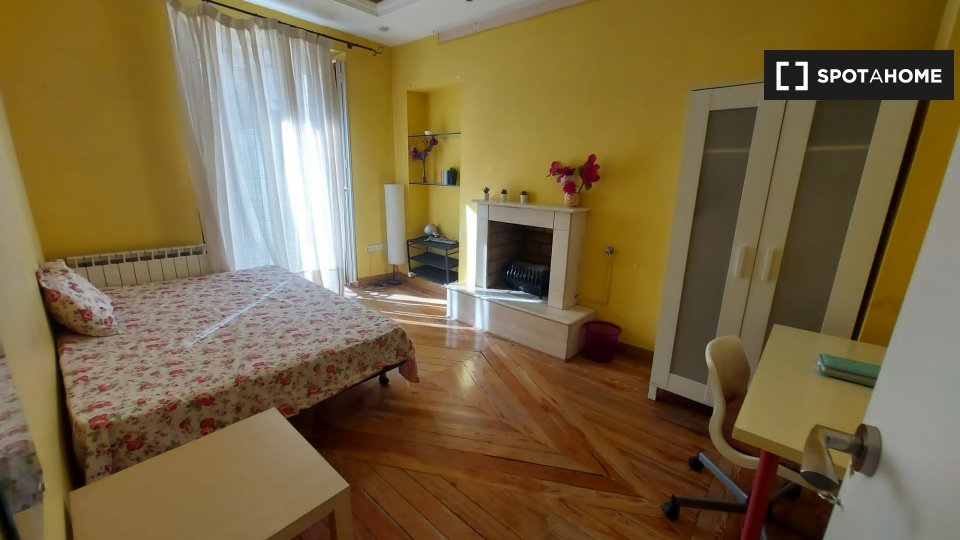 Double room Madrid, 7 beds, 180m² — photo 11
