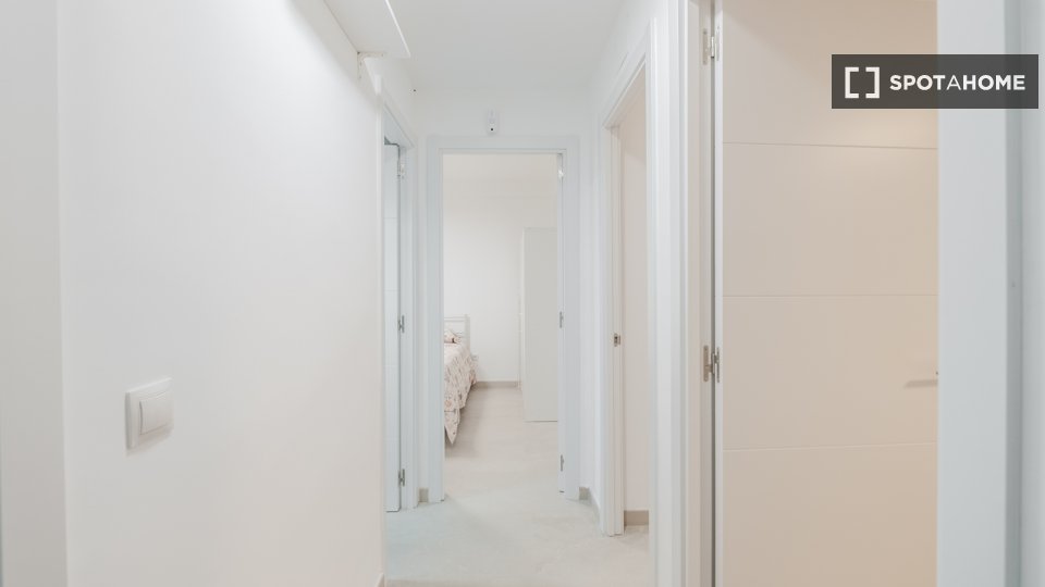 Double room Madrid, 3 beds — photo 23